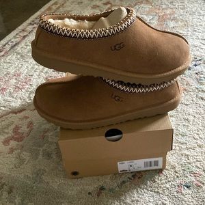 Tasman II Uggs 6 Youth(7-1/2 women’s) new in box
